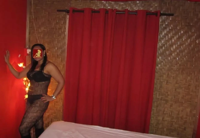 Hete Latina Pamela Geeft Erotische Massage Bij Korat