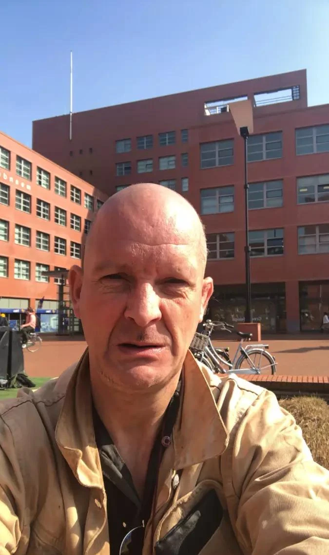 Gigilo Slaaf Eriq Biedt Zich Aan