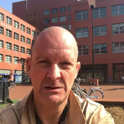 Gigilo Slaaf Eriq Biedt Zich Aan