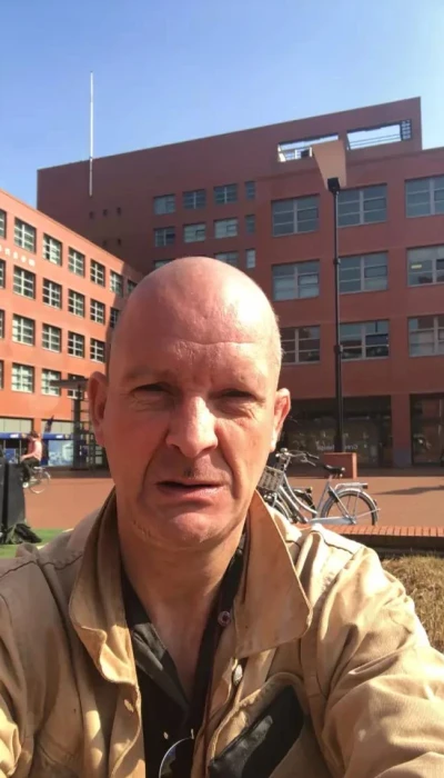 Gigilo Slaaf Eriq Biedt Zich Aan