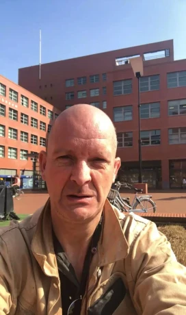 Gigilo Slaaf Eriq Biedt Zich Aan